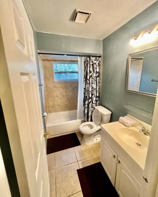 Pinebrook Home Close To Beach ラーゴ エクステリア 写真