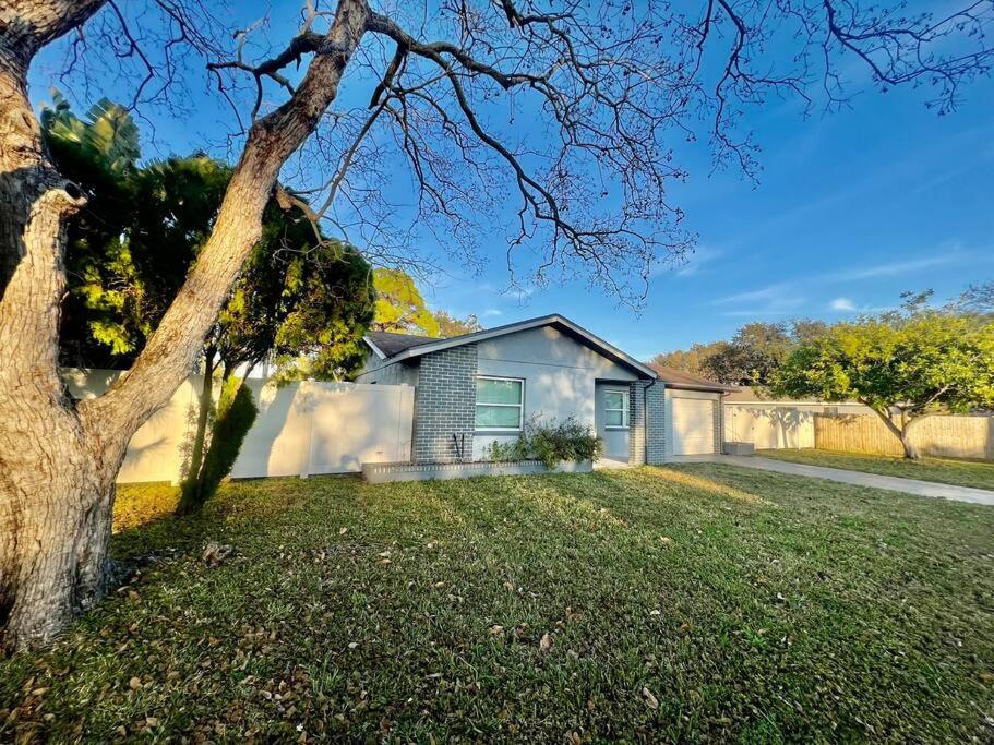 Pinebrook Home Close To Beach ラーゴ エクステリア 写真
